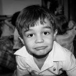 Un niño posando a la cámara.