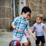 Tres niños jugando en la calle.